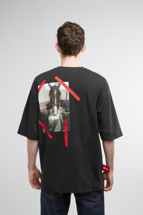 Exclusive Camper T-Shirt Black T-Shirt With Horse Print At Back